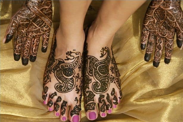 henna art on legs