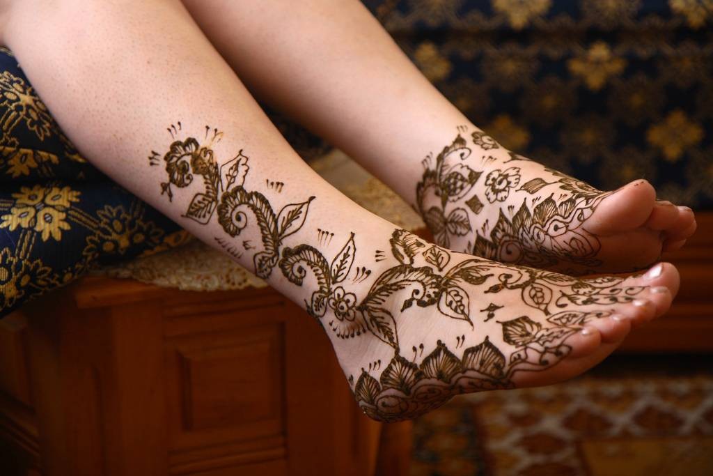henna leg tattoo