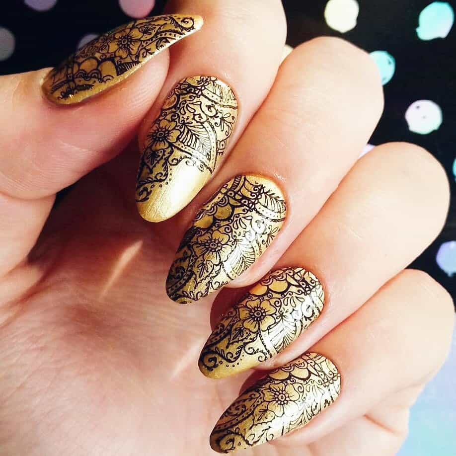 Painting nails with henna
