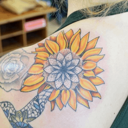 33 Fabulous Daisy Tattoo Ideas and Designs (2022) | Daisy tattoo designs, Sunflower  tattoo simple, Daisy tattoo